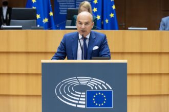 Rares Bogdan în Parlamentul European susținând discursul despre dependența UE de China