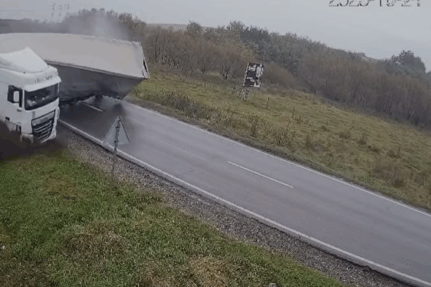 accident grav in iasi tir rasturnat peste un autoturism momentul impactului 68fba8ed0cca1
