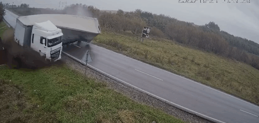 accident grav in iasi tir rasturnat peste un autoturism momentul impactului 68fba8ed0cca1