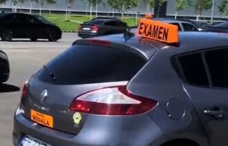 accident in parcarea unui centru comercial in timpul probei practice pentru permisul auto o persoana a fost transportata la spital 68ecf619b4d9f