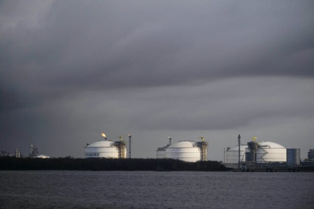 all operational us liquefied natural gas terminals have violated pollution limits says report 6901f3db50144