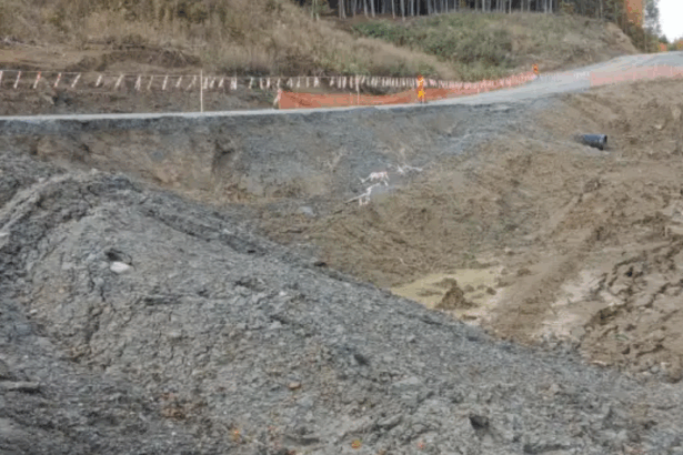 alunecari de teren pe santierul autostrazii sibiu pitesti in judetul valcea localnicii din perisani spun ca lucrarile au destabilizat terenul 68ef53ed9f2c1