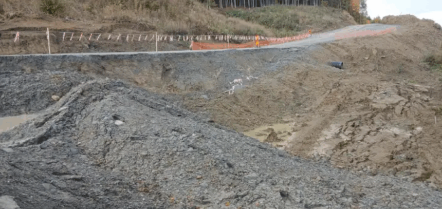 alunecari de teren pe santierul autostrazii sibiu pitesti in judetul valcea localnicii din perisani spun ca lucrarile au destabilizat terenul 68ef53ed9f2c1