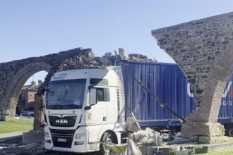 apeduct istoric din spania distrus de un roman cum a reusit soferul sa intre cu tir ul in emblematicul monument 68fb4c6aebb98