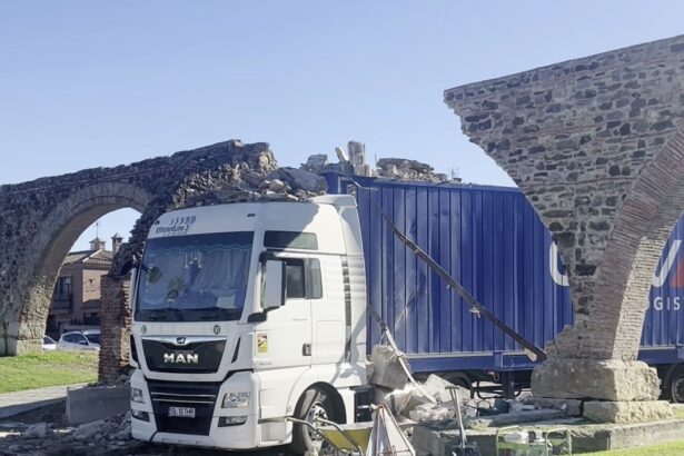 apeduct istoric din spania distrus de un roman cum a reusit soferul sa intre cu tir ul in emblematicul monument 68fb4c6aebb98