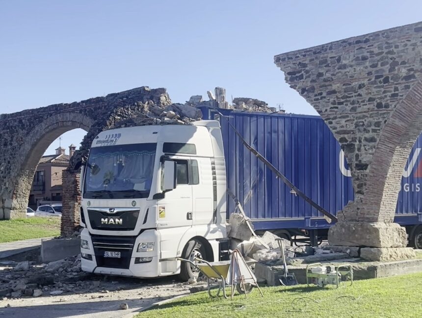 apeduct istoric din spania distrus de un roman cum a reusit soferul sa intre cu tir ul in emblematicul monument 68fb4c6aebb98