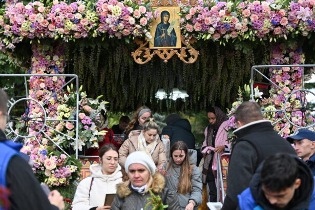 aproape 110 000 de pelerini au trecut pe la racla cu moastele sfintei cuvioase parascheva 68eb45a38fdba