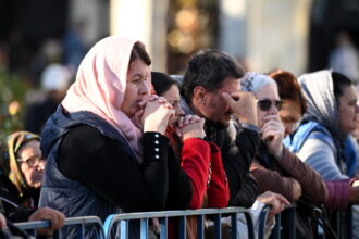 aproape 55 000 de pelerini au trecut pe la racla cu moastele sfintei cuvioase parascheva 68e9076f63597