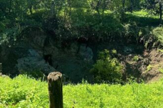au inceput lucrarile de stabilizare a terenului prabusit in zona fostei mine de sare din costiui maramures 68eb7a69effd3