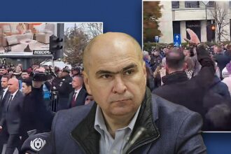 bolojan huiduit si la catedrala huo la puscarie huo demisia demisia demisia hotule da ti demisia ca nu te mai vor romanii ati taiat salariile oamenilor 68fe0f8d86105