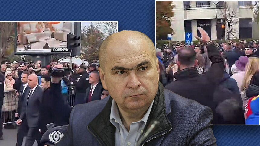 bolojan huiduit si la catedrala huo la puscarie huo demisia demisia demisia hotule da ti demisia ca nu te mai vor romanii ati taiat salariile oamenilor 68fe0f8d86105