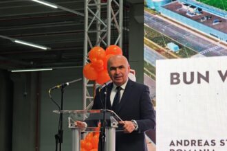 bolojan pozeaza in premierul care aduce investitii discurs optimist la inaugurarea fabricii stihl de la oradea 68ef9d24ed7d8 2