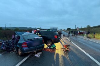 cluj sase victime incarcerate in urma unui accident intre trei masini 68e941eacb888