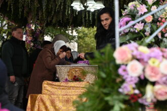 coada kilometrica la iasi peste 81 000 de pelerini au vizitat racla cu moastele sfintei cuvioase parascheva 68ea7faa92a53