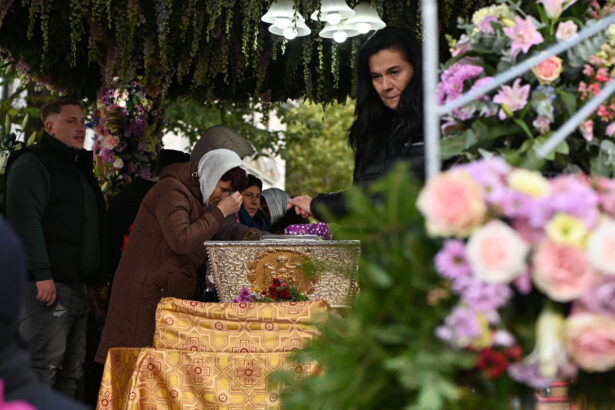 coada kilometrica la iasi peste 81 000 de pelerini au vizitat racla cu moastele sfintei cuvioase parascheva 68ea7faa92a53