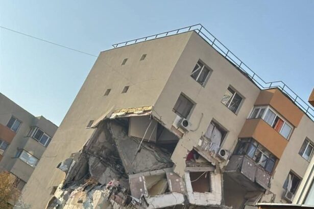 explozie puternica intr un bloc din sectorul 5 al capitalei a fost activat planul rosu de interventie 68f1e55db480b