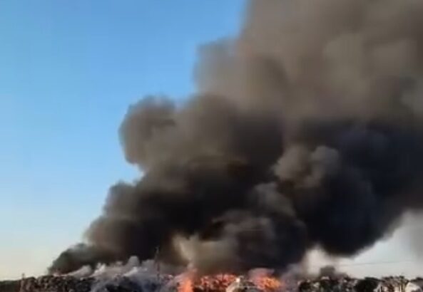 incendiul de la depozitul de deseuri din prahova pompierii intervin cu 7 autospeciale 68fb1783e2249