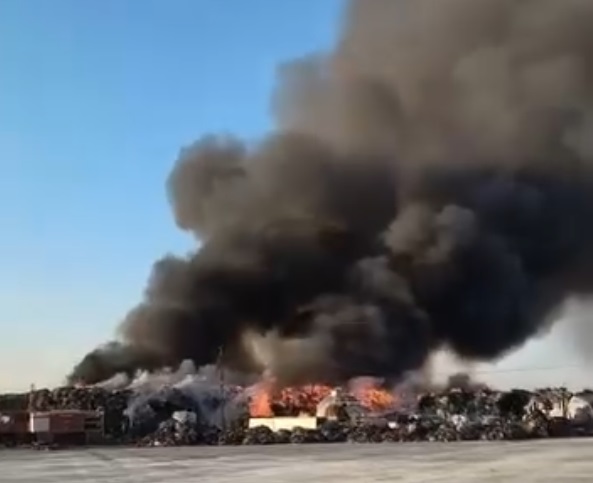 incendiul de la depozitul de deseuri din prahova pompierii intervin cu 7 autospeciale 68fb1783e2249