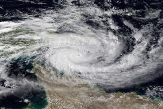 india zecii de mii de persoane au fost evacuate inainte de sosirea ciclonului montha 68ff29761fdb9