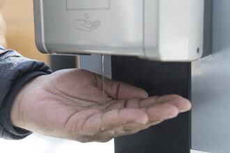 ingrijorare in ue etanolul din dezinfectante ar putea fi clasificat drept substanta periculoasa care creste riscul de cancer industria medicala impactul asupra spitalelor ar fi urias 68f72c8247f08