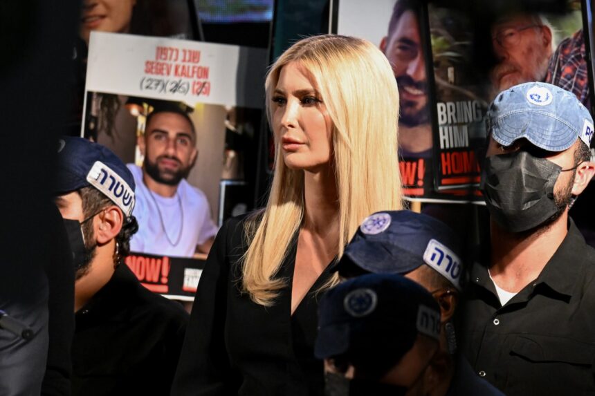 ivanka trump a transmis un mesaj emotionant multimii adunate la tel aviv in piata ostaticilor americanii au fost aclamati netanyahu huiduit 68ebdd5feb331