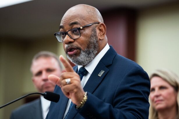 leader of top federal worker union calls for end of us government shutdown 68ff86c577ca6