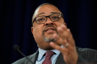 manhattan district attorney works to curb interstate gun trafficking its a national issue 68f235bd61a8f