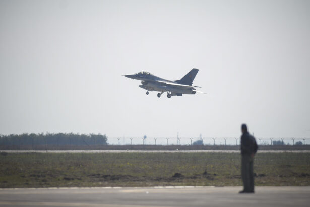 mapn inca o escadrila de aeronave f 16 fighting falcon executa misiuni de politie aeriana 68fbbf4c6b149