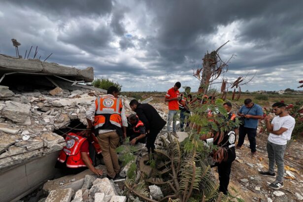 my heart is broken palestinians begin searching the gaza rubble for their dead 68ec98eadeff5