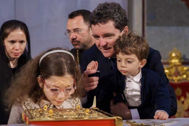 nicusor dan dupa ce a participat la sfintirea catedralei nationale despre care spunea ca este un delir grandoman o constructie nascuta din visul si credinta multor romani 68fe70d4904e6