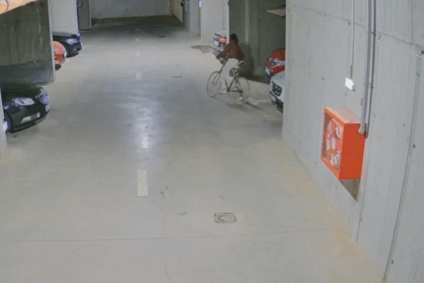 o tanara din capitala a furat o bicicleta apoi s a intors sa fure si cuptorul de pizza 68e63b7f300d3