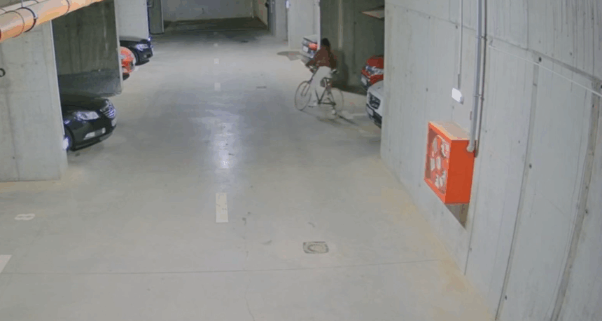 o tanara din capitala a furat o bicicleta apoi s a intors sa fure si cuptorul de pizza 68e63b7f300d3