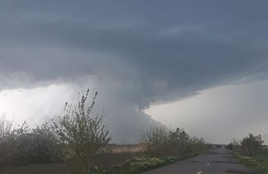 o tornada a facut prapad in nordul frantei sunt mai multe victime si macarale doborate 68f68bf880d10