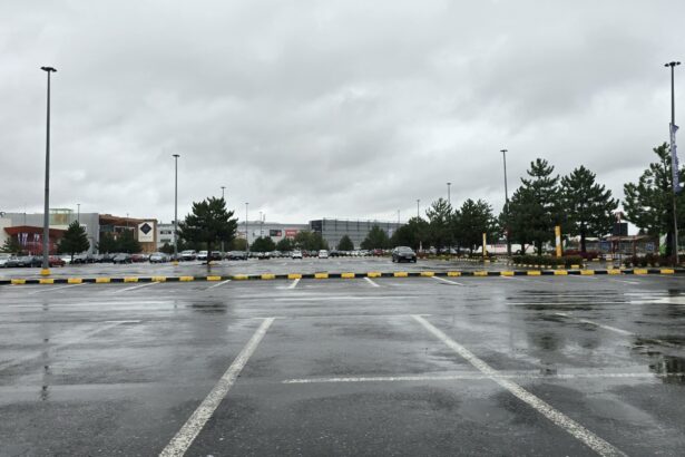 oamenii raman in case de teama ciclonului barbara mall urile aproape pustii 68e629c5d2927