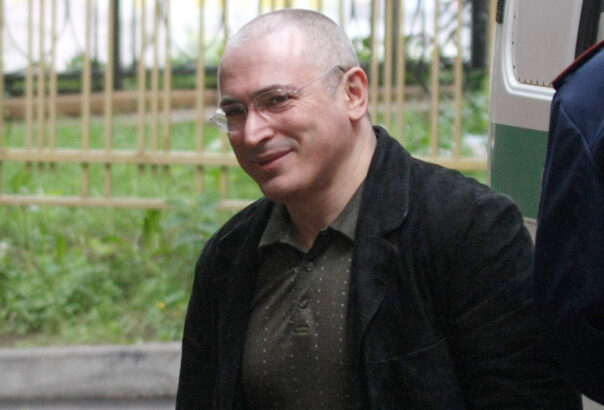 oligarhul rus exilat putin i a transmis lui trump semnalul ca este pregatit pentru un acord cu ucraina 68f4b4ecbaeda