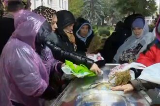 pelerinaj la moastele sfintei cuvioase parascheva peste 24 500 de pelerini au trecut pe la racla inca sunt cozi uriase 68e73d53df64a