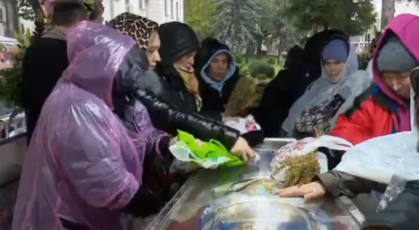 pelerinaj la moastele sfintei cuvioase parascheva peste 24 500 de pelerini au trecut pe la racla inca sunt cozi uriase 68e73d53df64a