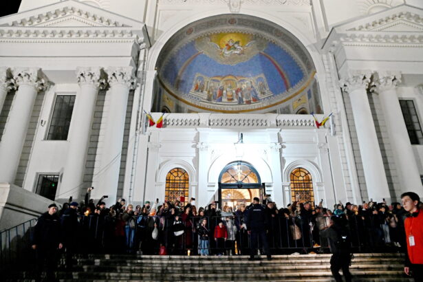 peste 130 000 de pelerini au trecut pe la racla cu moastele sfintei cuvioase parascheva 68ec7e9c09d91