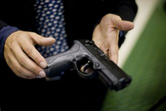 politistii din neamt asteptati cu toporul la usa de petrecareti unul dintre agenti a tras cu pistolul din dotare 6904893e3415b