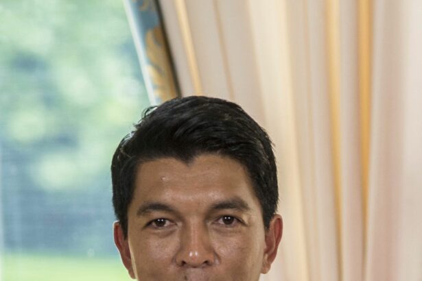 presedintele madagascarului si a dat un ultimatum a cerut un an pentru a rezolva problemele tarii iar daca acestea vor persista va demisiona 68e799bff411e