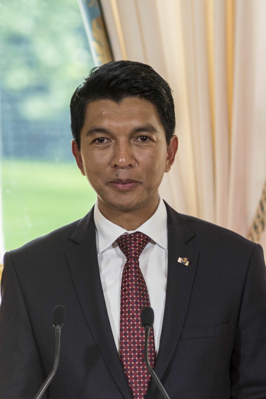 presedintele madagascarului si a dat un ultimatum a cerut un an pentru a rezolva problemele tarii iar daca acestea vor persista va demisiona 68e799bff411e