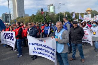 proteste in toata tara sindicalistii picheteaza guvernul nemultumiti de premierul bolojan un barbat inarmat cu un cutit s a infiltrat printre manifestanti 6901c8e2b0a34