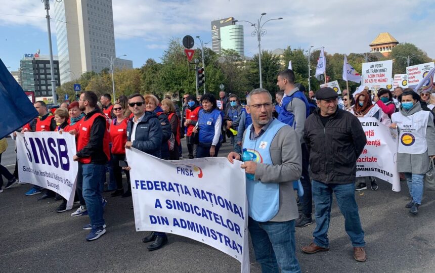 proteste in toata tara sindicalistii picheteaza guvernul nemultumiti de premierul bolojan un barbat inarmat cu un cutit s a infiltrat printre manifestanti 6901c8e2b0a34