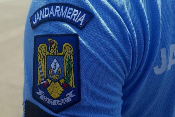 un barbat prins de jandarmi in timp ce impartea ziare legionare in apropierea catedralei nationale 68fe2d59dfa09