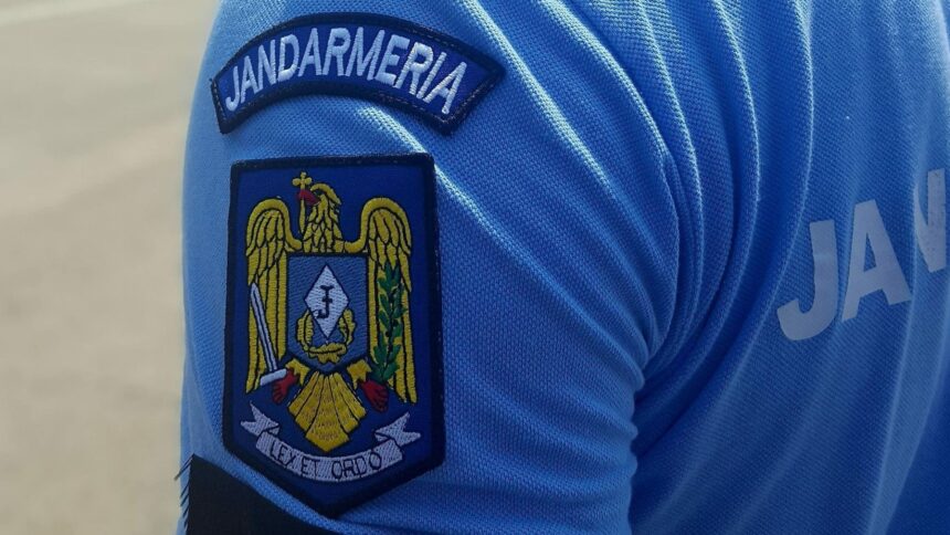 un barbat prins de jandarmi in timp ce impartea ziare legionare in apropierea catedralei nationale 68fe2d59dfa09