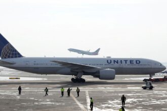 united plane clips tail of another aircraft at chicagos ohare airport 68f3abd615f4c