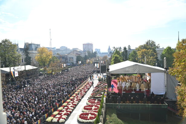 zeci de mii de credinciosi au participat la sfanta liturghie de hramul sfintei parascheva la iasi 68ee3e5291bb8