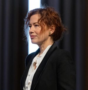 Ilustrație simbolică reprezentând violența domestică și fragilitatea victimelor