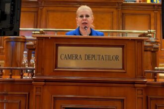 Gabriela Porumboiu în plenul Camerei Deputaților, susținând declarația politică împotriva președintelui Nicușor Dan privind bugetul Educației și Sănătății