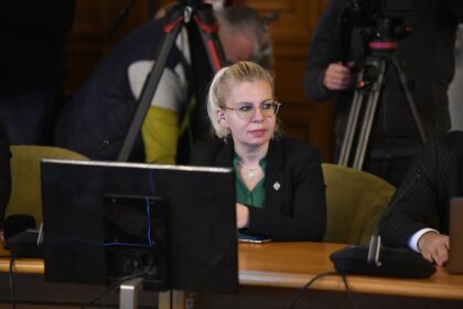 Gabriela Porumboiu solicită Guvernului României plafonarea temporară a prețului la carburanți la 8 lei pe litru